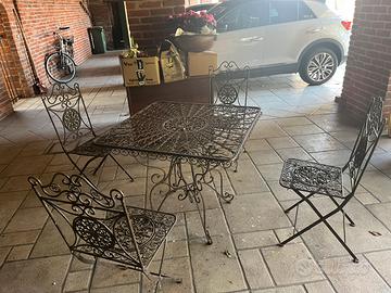 Tavolo e sedi giardino in ferro