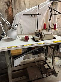 Macchina da cucire tagliacuci industriale.