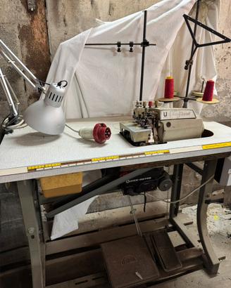 Macchina da cucire tagliacuci industriale.