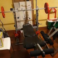 panca multifunzione con 60kg di pesi e bilancieri