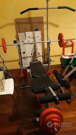 panca multifunzione con 60kg di pesi e bilancieri