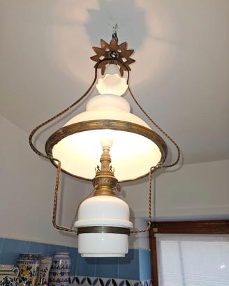 Lampadario in opalina elettrificato