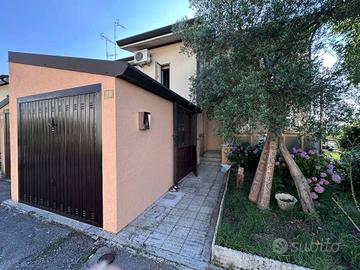 Villetta a Schiera di Testa con Giardino