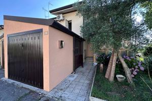 Villetta a Schiera di Testa con Giardino