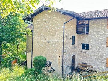 FRAZIONE ASTE: grande porzione di casa con terreno