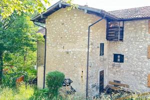 FRAZIONE ASTE: grande porzione di casa con terreno