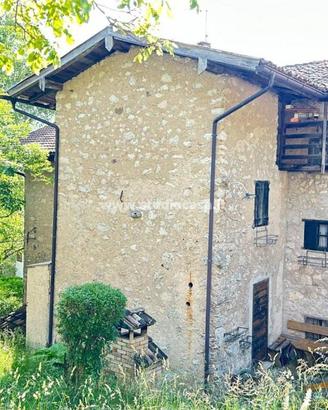 FRAZIONE ASTE: grande porzione di casa con terreno