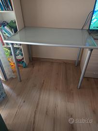 Scrivania Ikea in vetro