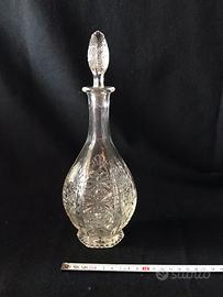 bottiglia vintage per liquori in vetro molato