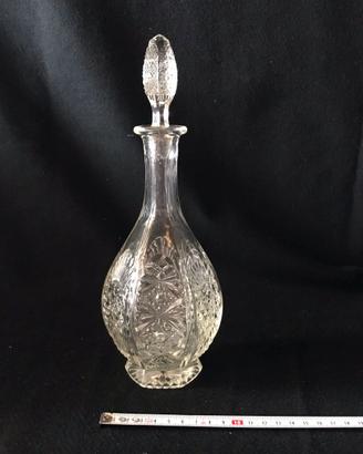 bottiglia vintage per liquori in vetro molato