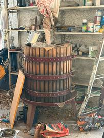 Torchio per vino in legno tradizionale