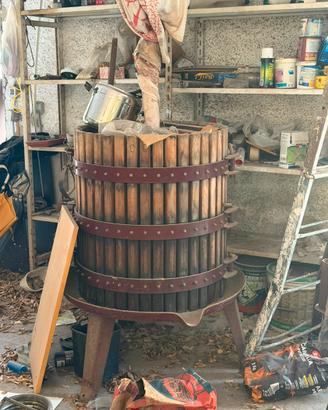 Torchio per vino in legno tradizionale