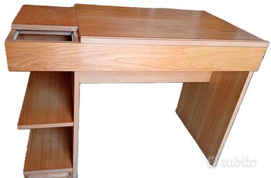 Scrivania con piano inclinabile