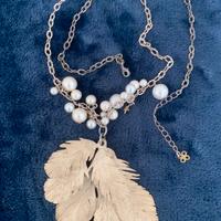 Collana con piuma e perla fatta a mano giapponese.