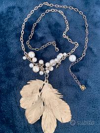 Collana con piuma e perla fatta a mano giapponese.