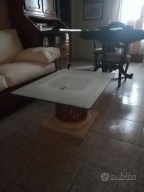 divano letto angolare e tavolino da salotto