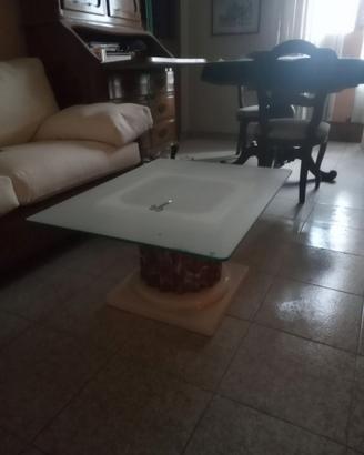 divano letto angolare e tavolino da salotto