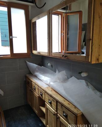 bagno con pensile in abete vecchio ante cassetti