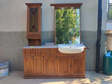 bagno con vetrinetta e specchiera