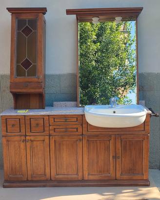 bagno con vetrinetta e specchiera
