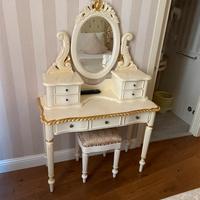 Toeletta da trucco con pouff