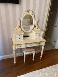 Toeletta da trucco con pouff