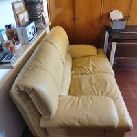 divano in pellet giallo