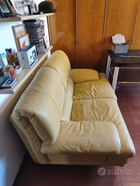 divano in pellet giallo