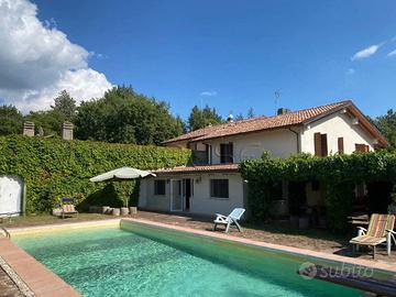 Rustico / Casale di 221 m² con 5 locali e box auto