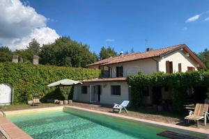 Rustico / Casale di 221 m² con 5 locali e box auto