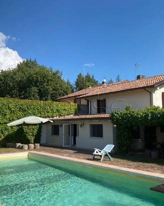 Rustico / Casale di 221 m² con 5 locali e box auto