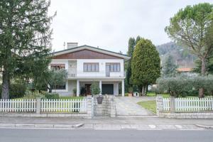 Casa indipendente di 310 m² con più di 5 locali e 