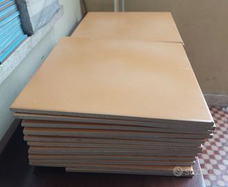 PIASTRELLE MARRONI (30 × 30 cm)e CELESTI (15 × 15)