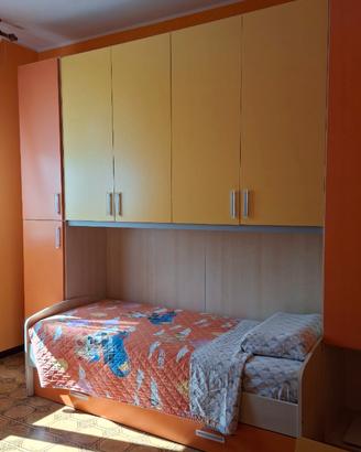 Camera per ragazzo/a di colore giallo e arancione