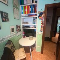 Scrivania e libreria