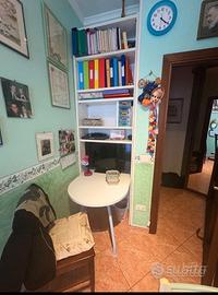 Scrivania e libreria