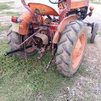 Trattore agricolo con aratro