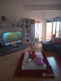 Salotto Completo: Divano, Parete TV e Tavolino