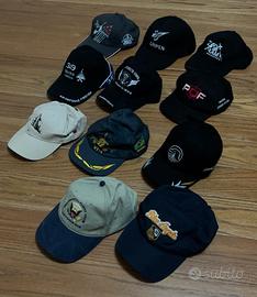 Cappellini con visiera con stemmi aeronautici