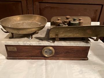 Vecchia bilancia con alcuni pesi