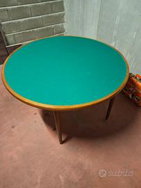 tavolo da gioco con moquette verde