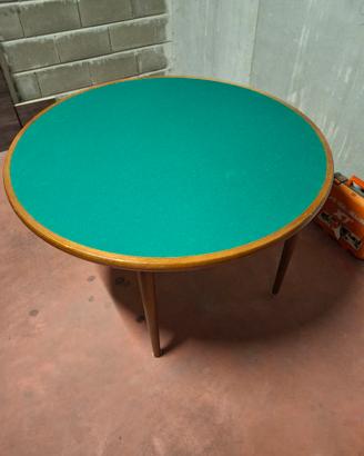 tavolo da gioco con moquette verde