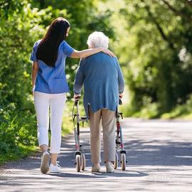 Giovane badante offre aiuto a signora anziana sola