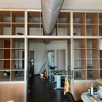 Libreria a parete con doppie ante e porta vetro