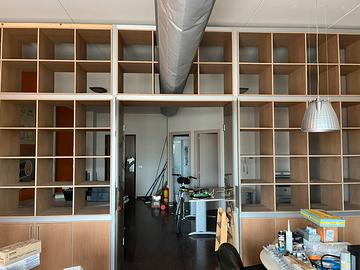 Libreria a parete con doppie ante e porta vetro