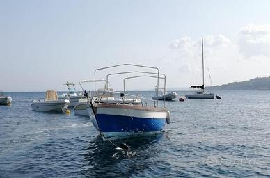 Gozzo in vetroresina con rifiniture in legno