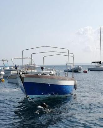 Gozzo in vetroresina con rifiniture in legno