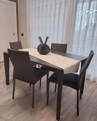 Set di 4 sedie AURA di colore grigio