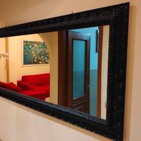 Specchio con cornice lavorata