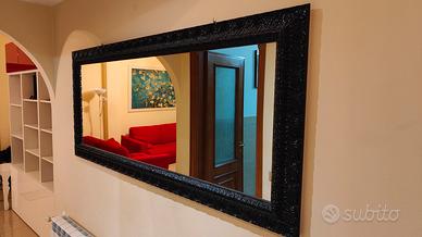 Specchio con cornice lavorata